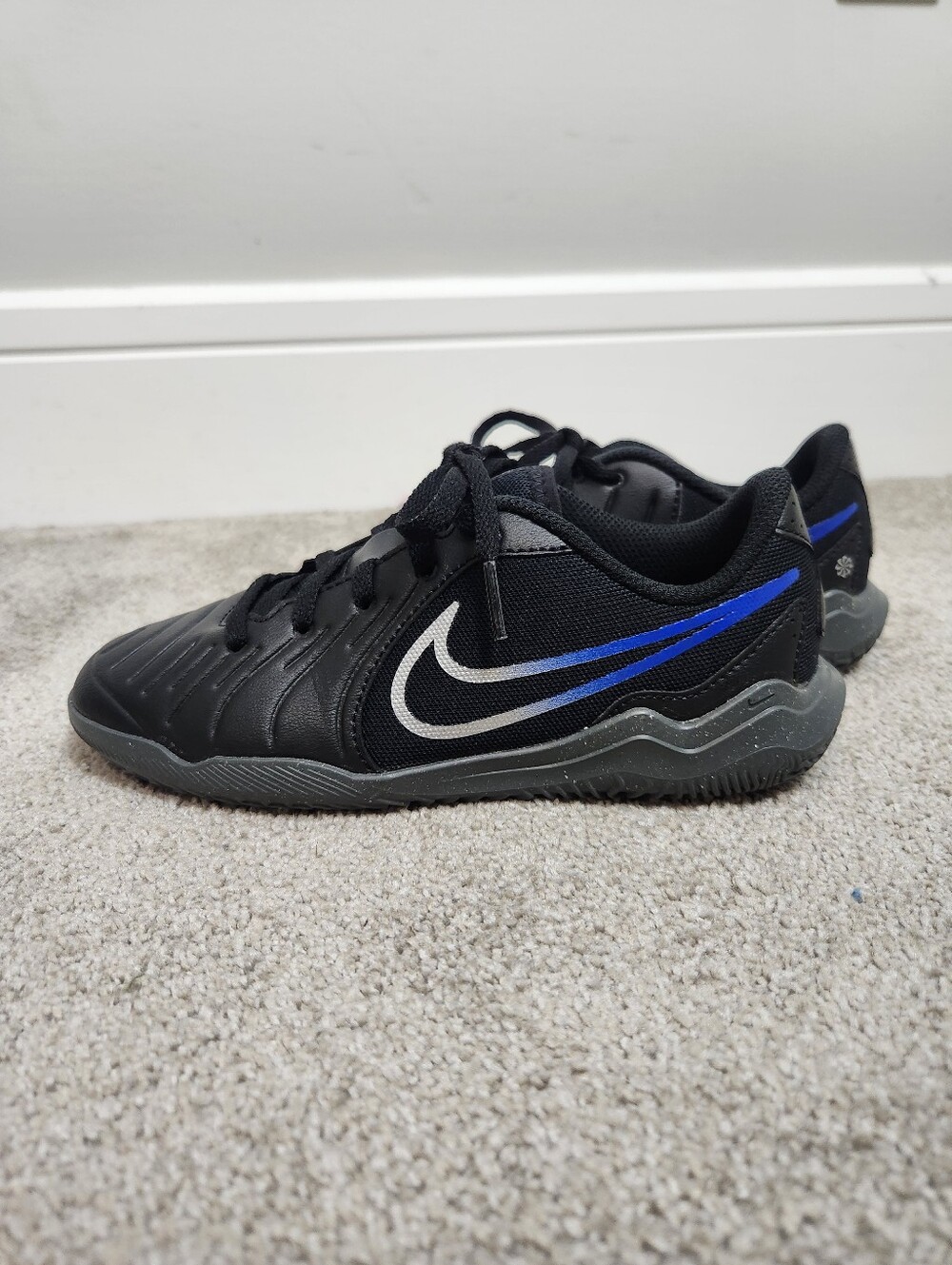 Nike Tiempo Legend 10 Academy IC Black Kids Indoor Soccer Shoes Size 1Y Like New